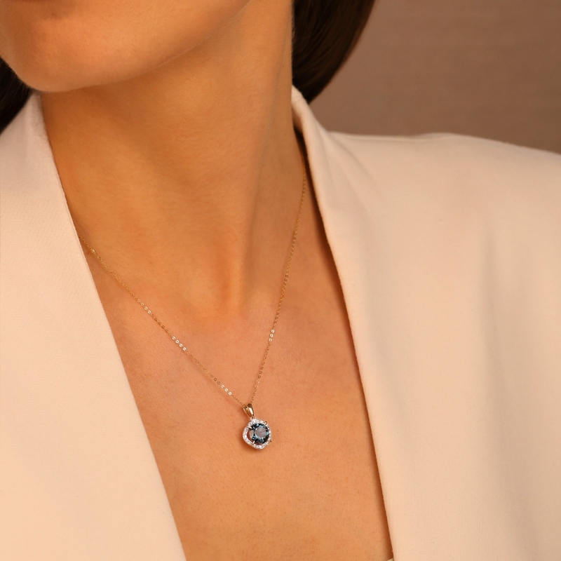 Zawieszka z żółtego złota z london blue topazem w szlifie okrągłym i diamentami zakutymi dookoła (P50309 Y LBT) - zdjęcie: 2