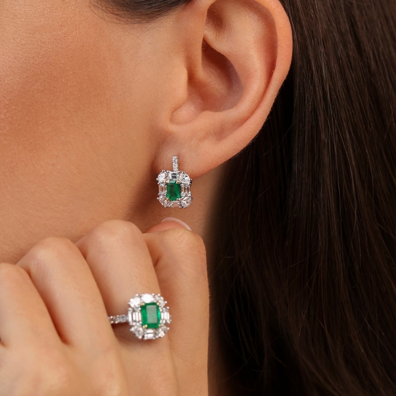 Kolczyki z dwukolorowego złota ze szmaragdami w szlifie emerald i diamentami (E102442 YW A EM) - zdjęcie: 2