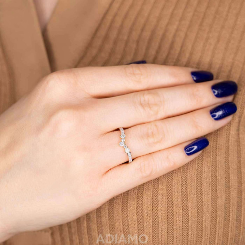 Pierścionek z diamentami typu Chevron (R82010 Y)
