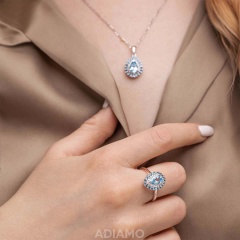 Pierścionek z niebieskimi topazami i diamentami (R90190 W BT)