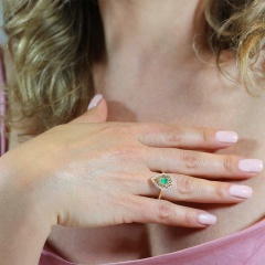 Pierścionek ze szmaragdem i diamentami (R86862 Y EM)