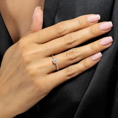 Pierścionek halo z diamentami (R46938 W)