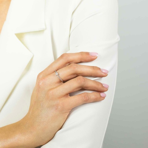 Pierścionek serce z diamentami (R81527 W)