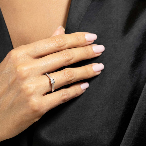 Pierścionek z diamentami, białe złoto (R60551 W 0,08ct)