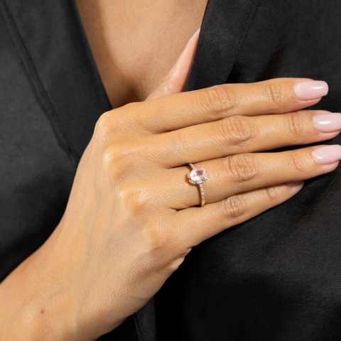 Pierścionek z różowym kwarcem i diamentami (R67875 Y RQ)