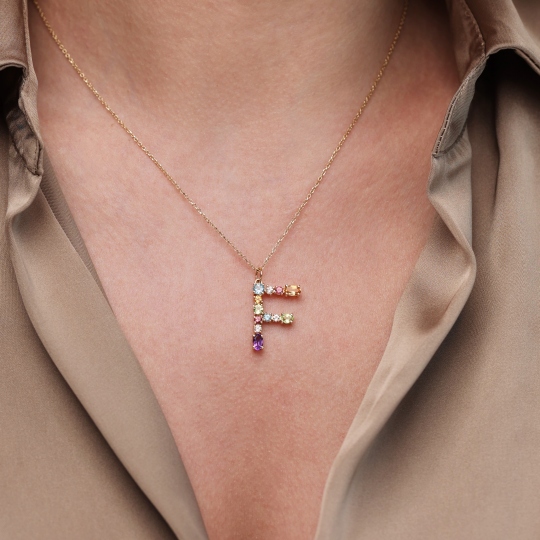 Zawieszka literka F z kolorowymi kamieniami (P85063 Y)