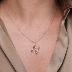 Zawieszka literka N z kolorowymi kamieniami (P84508 Y)