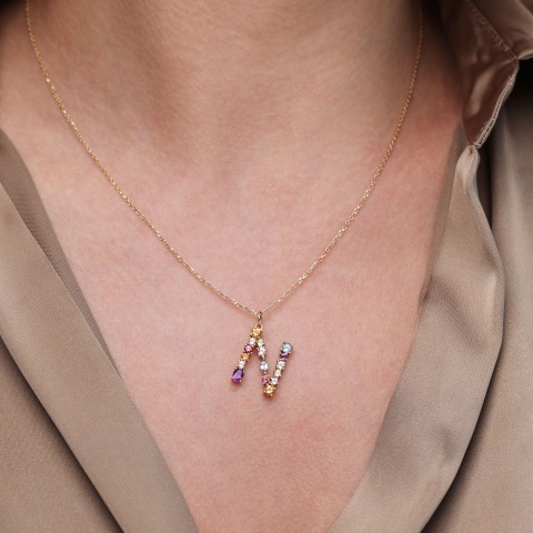 Zawieszka literka N z kolorowymi kamieniami (P84508 Y)