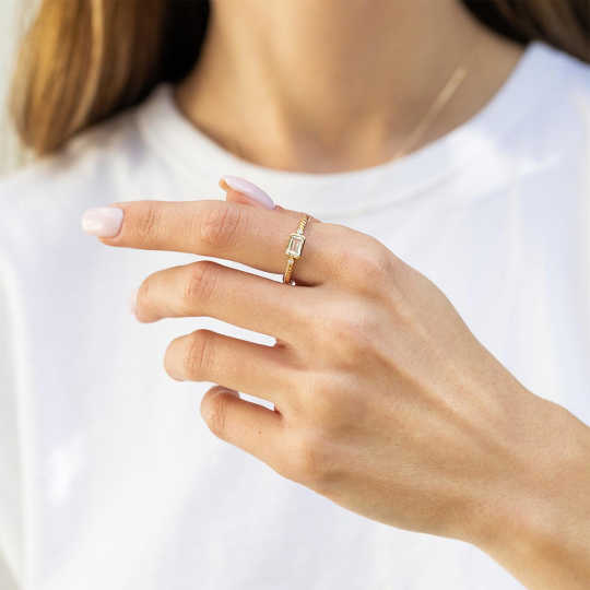 Pierścionek z białym topazem i diamentami (R85575 Y WT): 10
