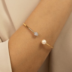 Bransoletka bangle otwarta z perłą i diamentami (B09442 Y PL)