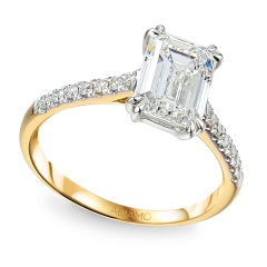 Pierścionek z diamentami laboratoryjnymi