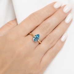 Pierścionek z niebieskim diamentem laboratoryjnym