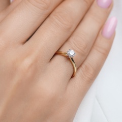 Pierścionek z diamentem laboratoryjnym