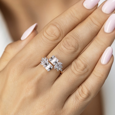 Pierścionek z diamentami laboratoryjnymi