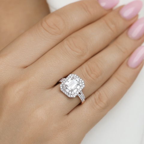 Pierścionek z diamentami laboratoryjnymi