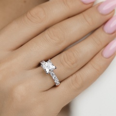 Pierścionek z diamentami laboratoryjnymi