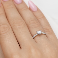 Pierścionek z diamentem laboratoryjnym