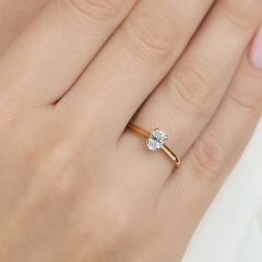 Pierścionek z diamentem laboratoryjnym