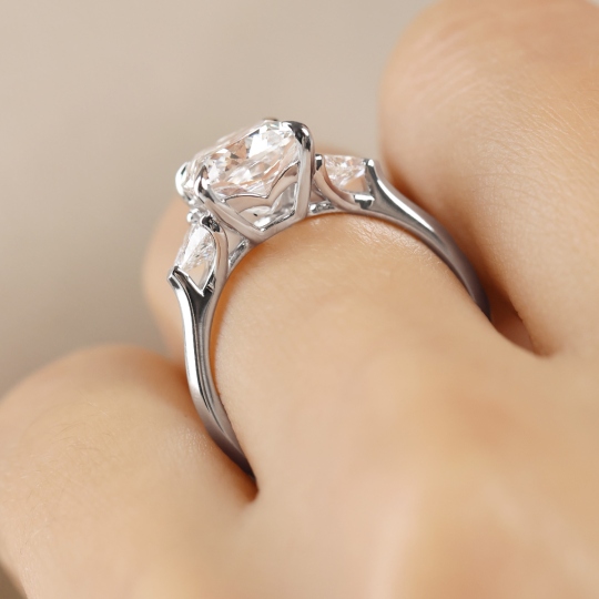 Pierścionek z diamentami laboratoryjnymi (R100737 W LGD 3,01ct)