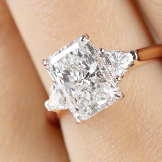 Pierścionek z diamentami laboratoryjnymi w szlifie radiant (R100735 YW LGD 3,00ct)