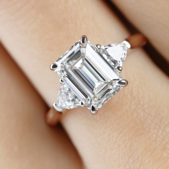 Pierścionek z diamentami laboratoryjnymi w szlifie szmaragdowym (R100735 YW LGD 3,01ct): 10