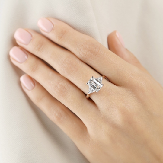 Pierścionek z diamentami laboratoryjnymi w szlifie szmaragdowym (R100735 YW LGD 3,01ct): 13