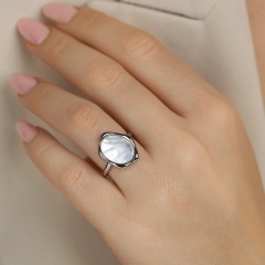 Pierścionek srebrny z masą perłową (R100867 W WMP 925)