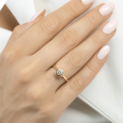 Pierścionek z diamentami laboratoryjnymi