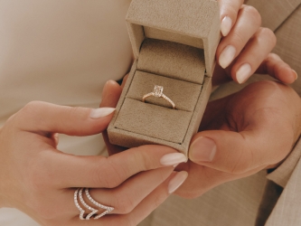 Jaki kamień na pierścionek zaręczynowy wybrać? Symbolika, trwałość i trendy