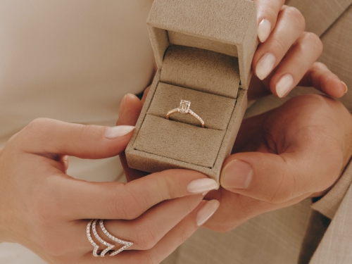 Jaki kamień na pierścionek zaręczynowy wybrać? Symbolika, trwałość i trendy