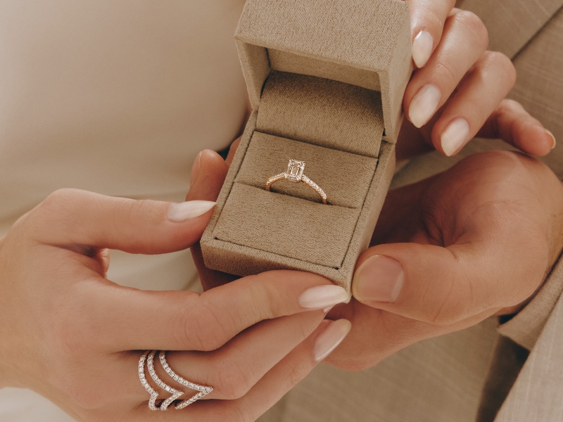 Jaki kamień na pierścionek zaręczynowy wybrać? Symbolika, trwałość i trendy