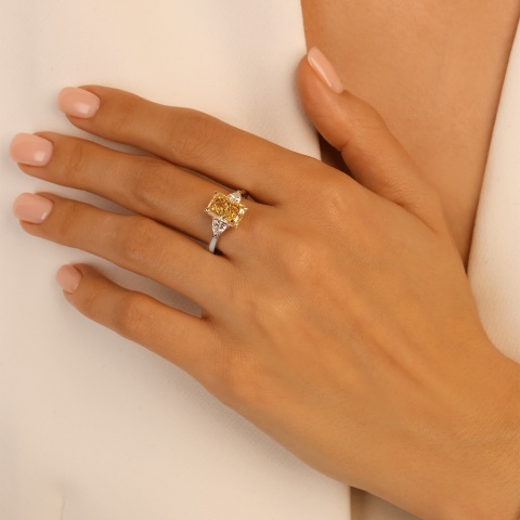 Pierścionek z żółtym diamentem laboratoryjnym w szlifie radiant (R100735 YW LGDY)
