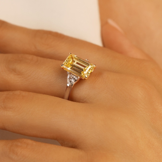 Pierścionek z żółtym diamentem laboratoryjnym w szlifie szmaragdowym (R100735 YW LGDYEM): 10