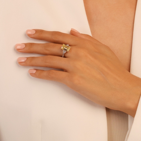 Pierścionek z żółtym diamentem laboratoryjnym w szlifie szmaragdowym (R100735 YW LGDYEM): 10