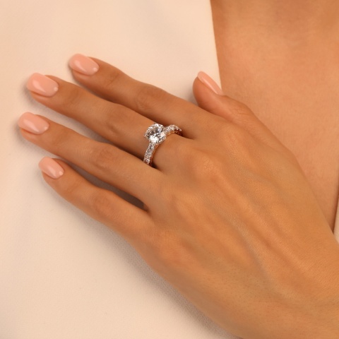 Pierścionek z diamentami laboratoryjnymi