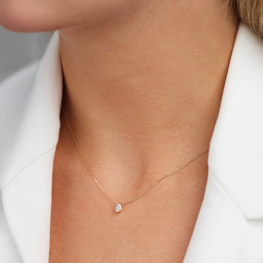 Naszyjnik z żółtego złota z diamentem laboratoryjnym w szlifie szmaragdowym - 0,32 ct (N12452 Y C LGD 0,32ct)