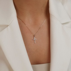 Zawieszka z żółtego złota - krzyżyk z diamentów (P43356 Y)