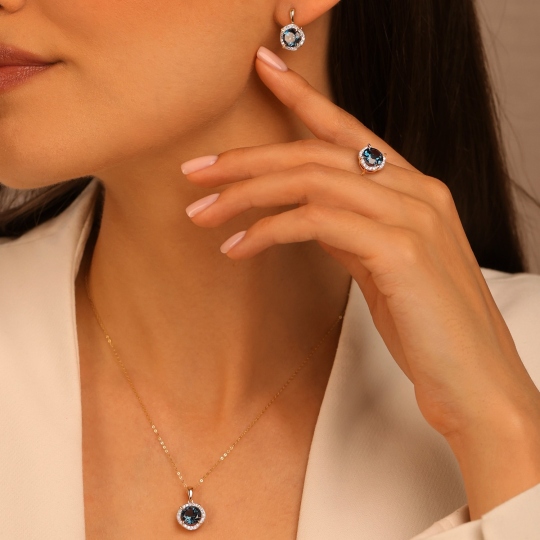 Zawieszka z żółtego złota z london blue topazem w szlifie okrągłym i diamentami zakutymi dookoła (P50309 Y LBT)