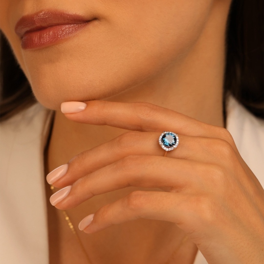 Pierścionek z żółtego złota z london blue topazem w szlifie okrągłym i diamentami (R50309 Y LBT): 16