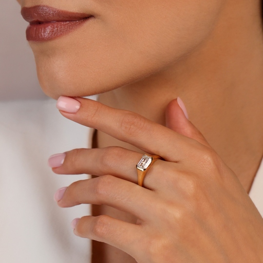 Sygnet z żółtego złota z diamentem laboratoryjnym w szlifie szmaragdowym - 2,00 ct (R97667 YW LGD 2,06ct): 10