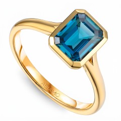 Pierścionek z żółtego złota z london blue topazem w szlifie szmaragdowym - 1,89 ct (R93955 Y LBT)