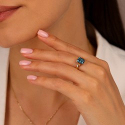 Pierścionek z żółtego złota z london blue topazem w szlifie szmaragdowym - 1,89 ct (R93955 Y LBT): 16 - zdjęcie: 3