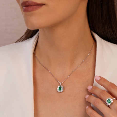 Zawieszka z dwukolorowego złota ze szmaragdem w szlifie emerald i diamentami o różnych szlifach (P102442 YW EM)