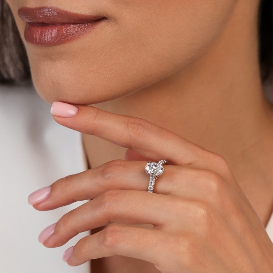 Pierścionek z dwukolorowego złota z diamentem laboratoryjnym w szlifie owalnym z brylantami na szynie - 1,50 ct (R95422 YW LGD 1,53ct): 10