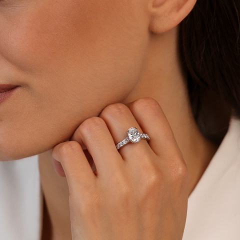 Pierścionek z dwukolorowego złota z diamentem laboratoryjnym w szlifie owalnym z brylantami na szynie - 1,50 ct (R95422 YW LGD 1,53ct)