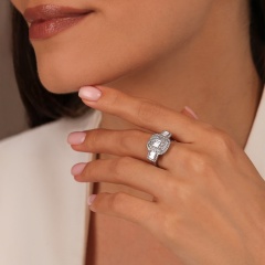 Pierścionek z białego złota z diamentami w szlifie bagietowym (R81944 W)