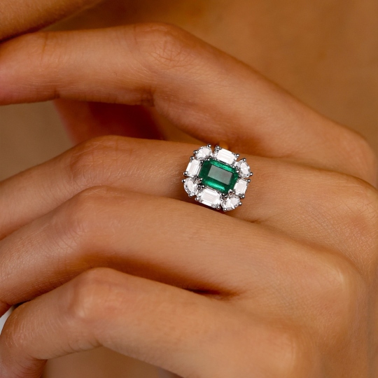 Pierścionek z dwukolorowego złota ze szmaragdem w szlifie emerald i diamentami (R103828 YW EM): 10